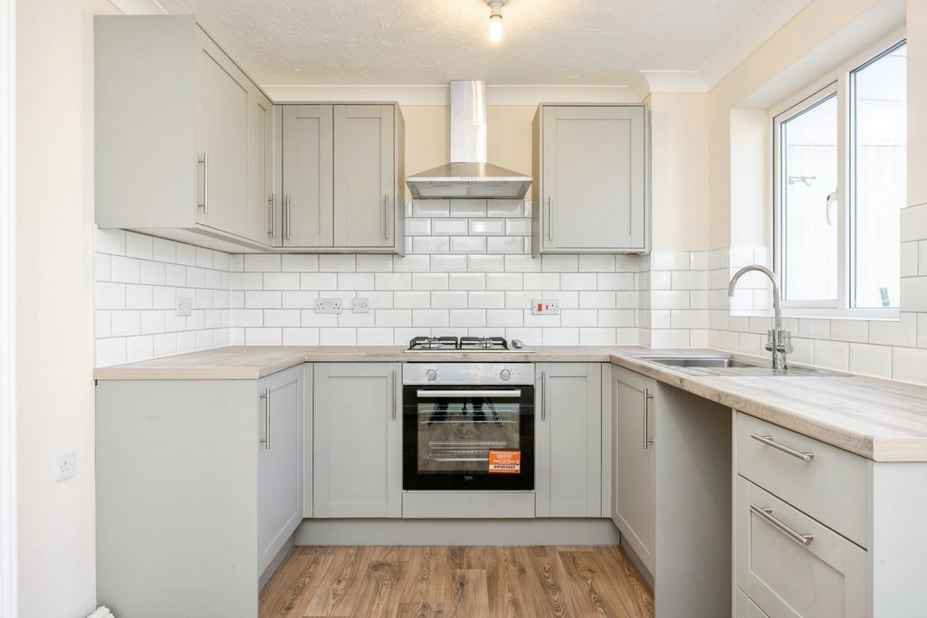 Property photo 3 of 17 Kitchen