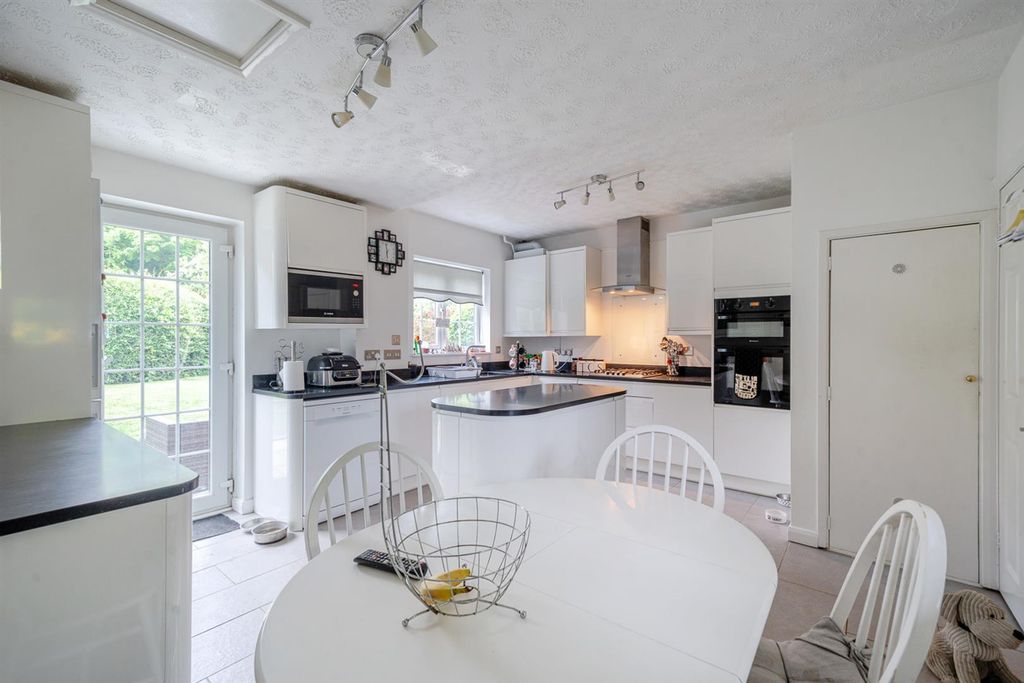 Property photo 2 of 18 Kitchen/Breakfast Room: