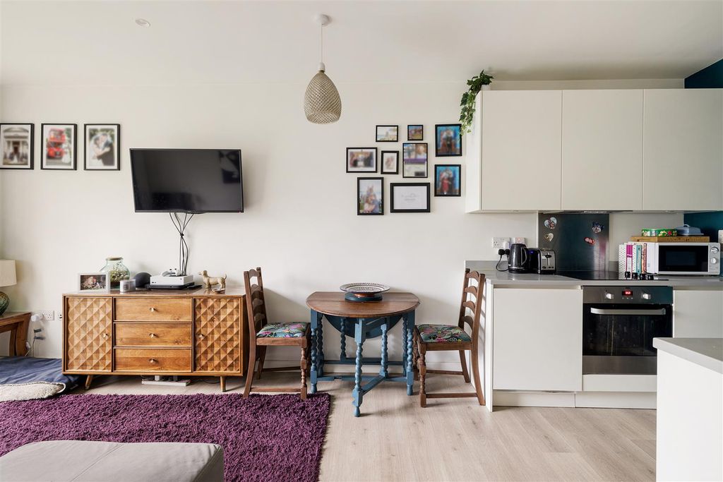 Property photo 3 of 19 Gardner Close, E11