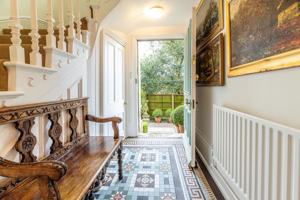 Property photo 3 of 14 2 Gladstone House 003