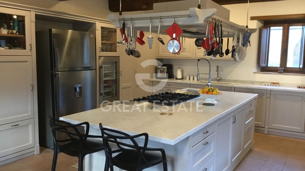 Property photo 2 of 32 Interiors