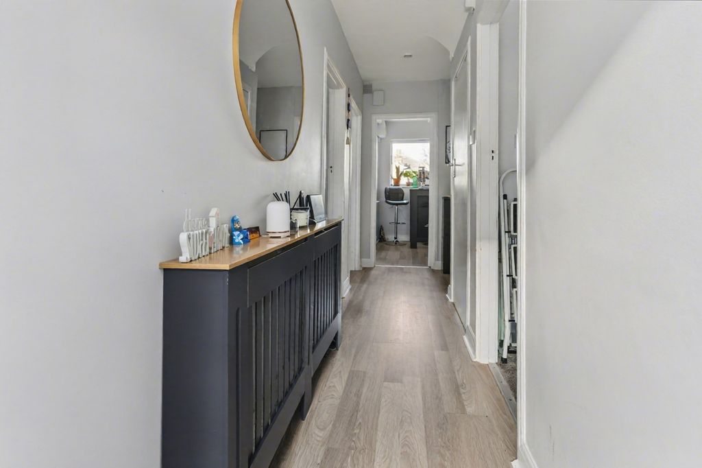 Property photo 3 of 13 7 Falcourt Close, Sutton, Surrey, Sm1 2Rq