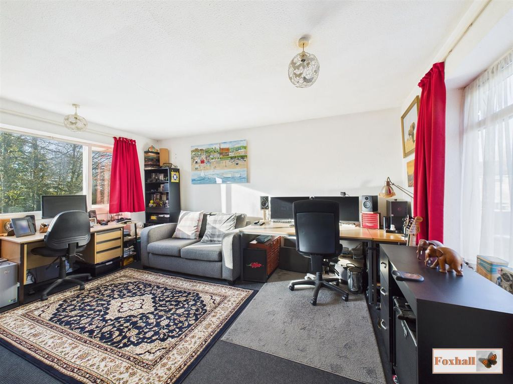 Property photo 3 of 14 Lounge