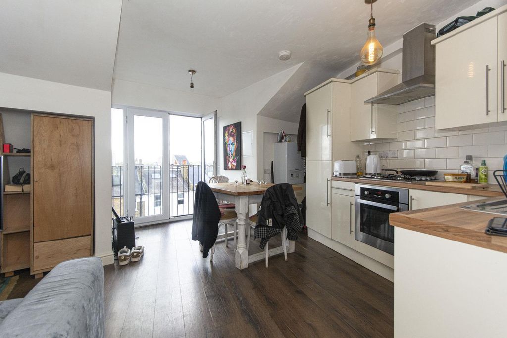 Property photo 1 of 6 Lavender Hill 147 Flat F (3).Jpg