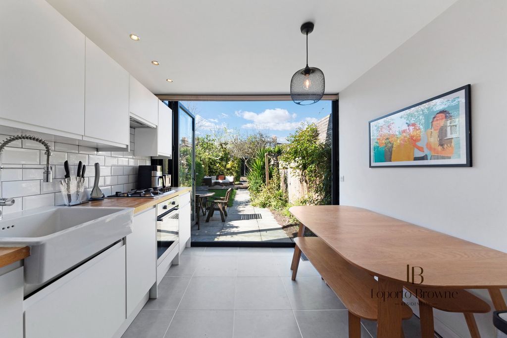 Property photo 2 of 27