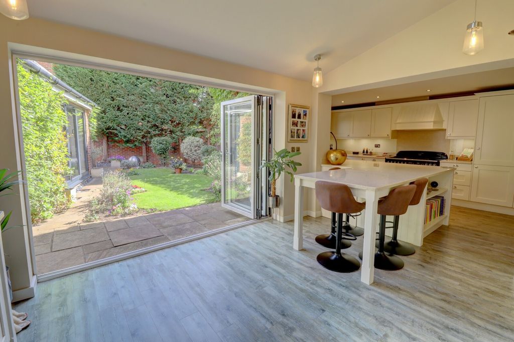 Property photo 2 of 27 Picture No. 11