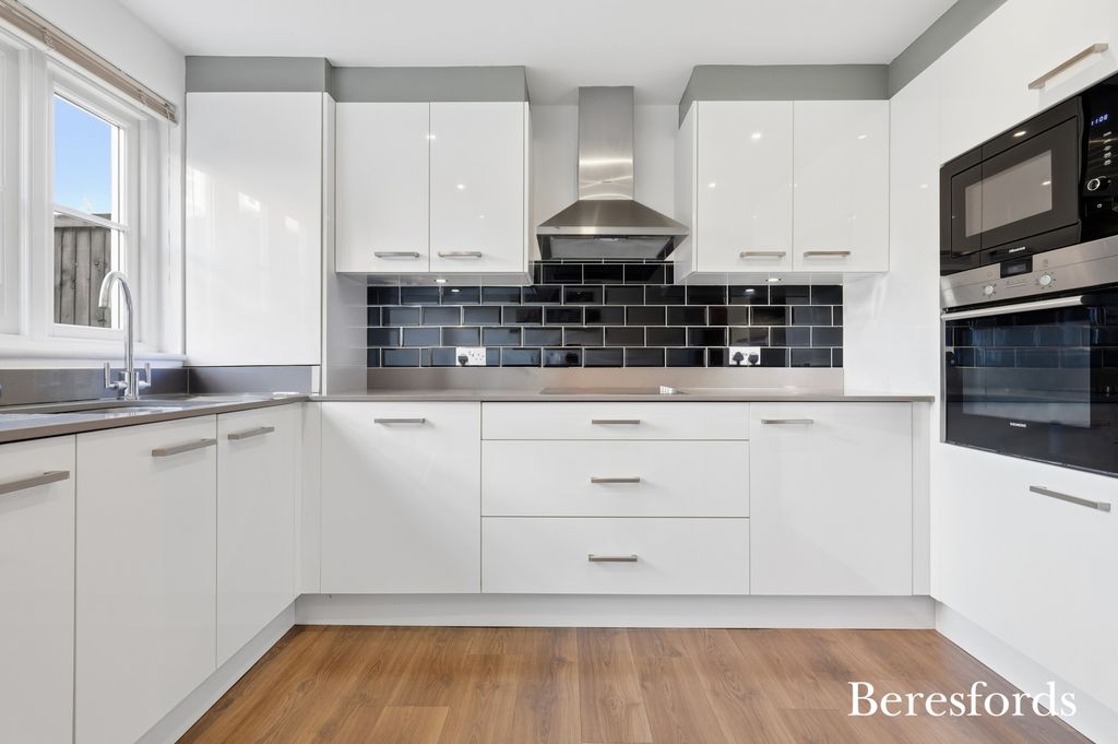 Property photo 3 of 19 Kitchen