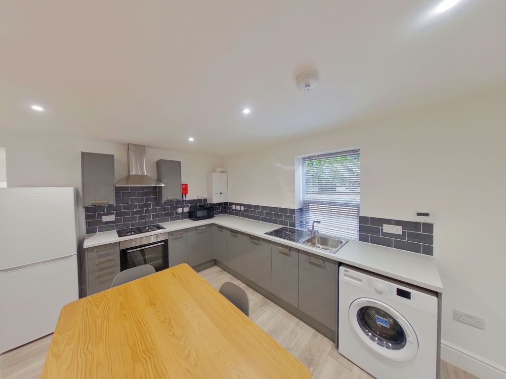 Property photo 3 of 9 Kitchen