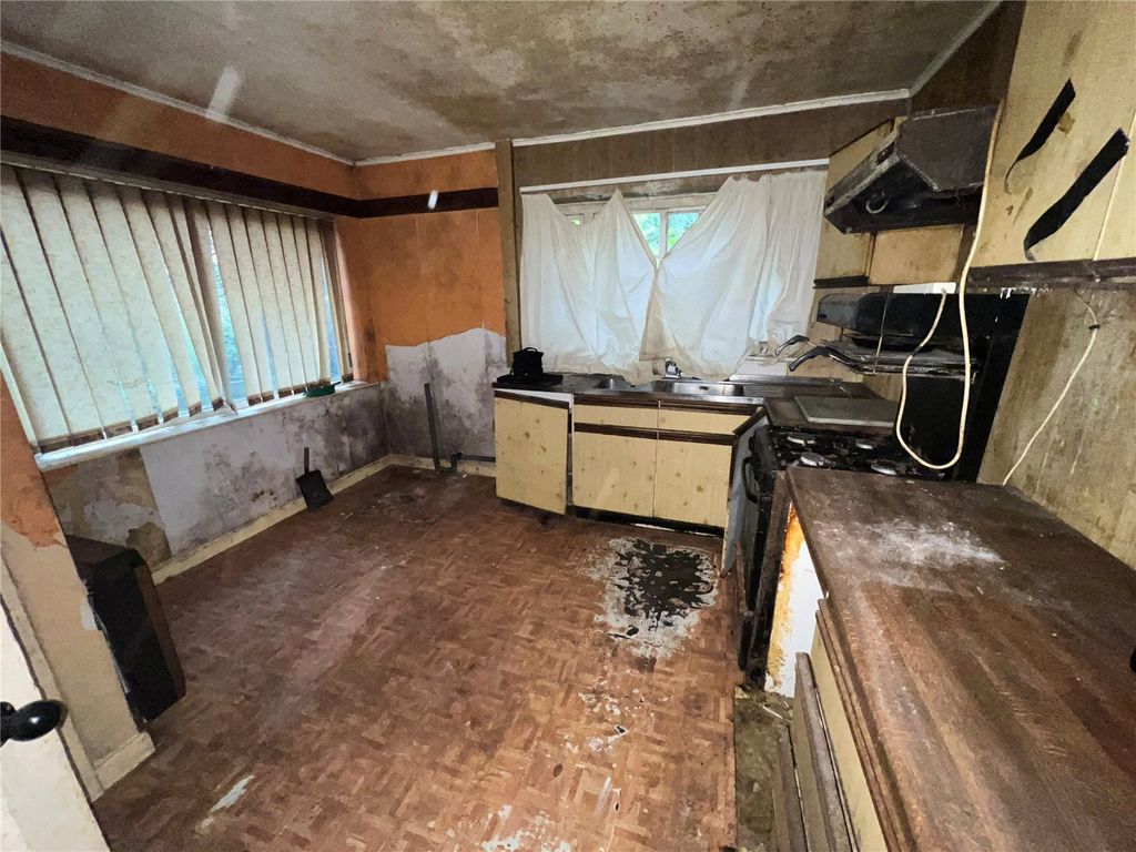 Property photo 2 of 11 Kitchen