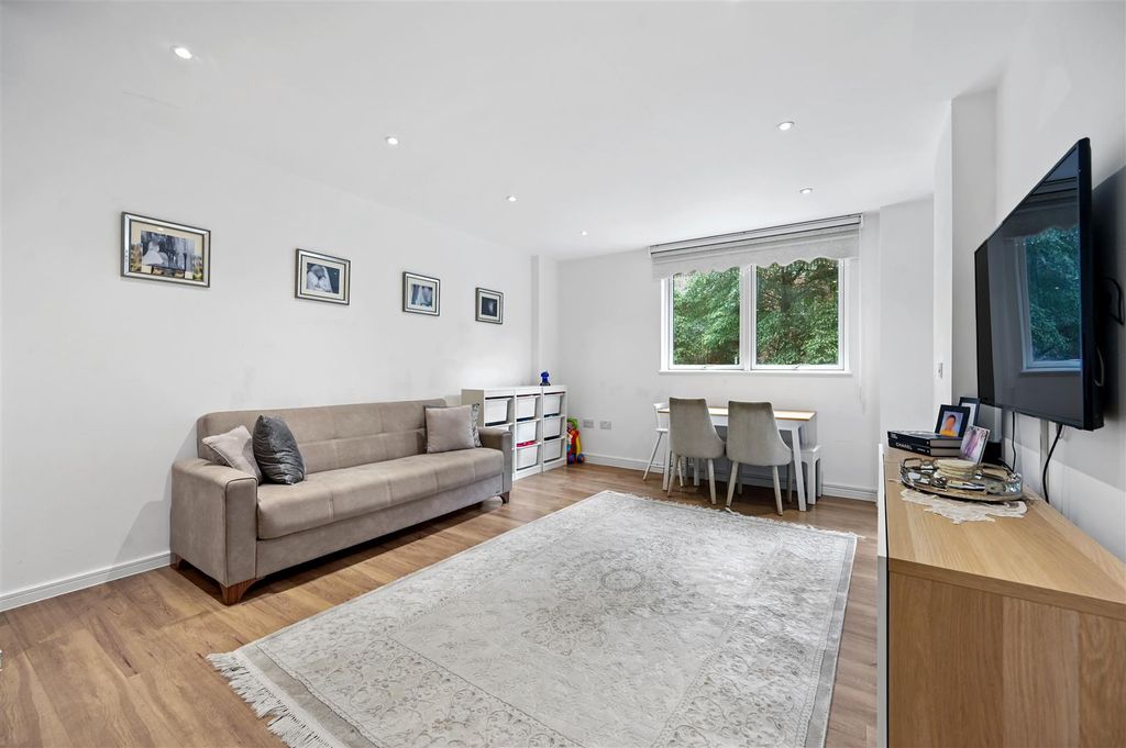 Property photo 2 of 10 Rcar- Elmond Mansions7.Jpg