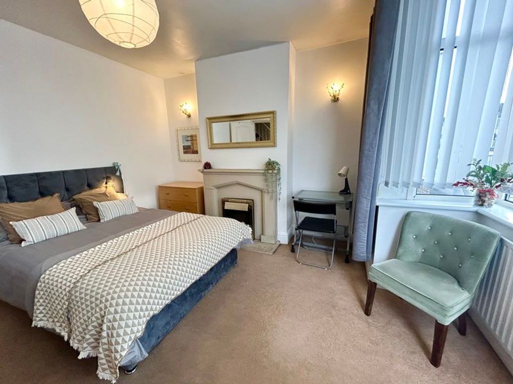 Property photo 2 of 8 A Spacious And Inviting Double Bedroom Featuring A...