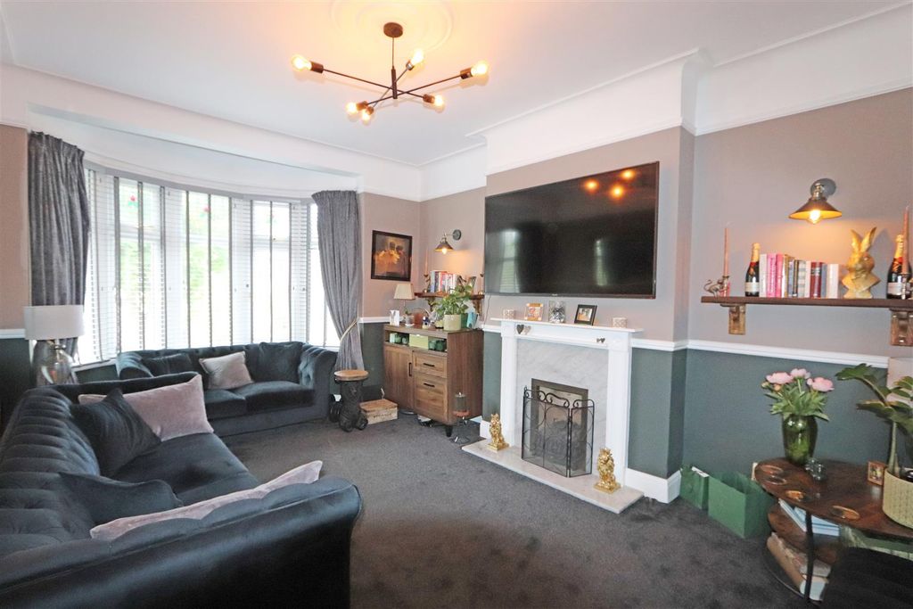 Property photo 2 of 12 Lounge