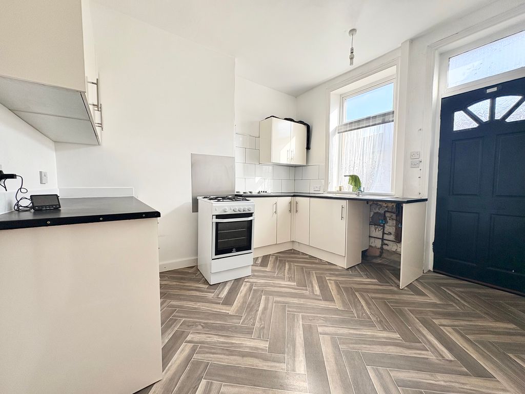 Property photo 2 of 10 Kitchen