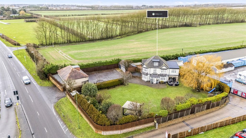 Property photo 2 of 37 Littlehampton Road, Downsview-032Logo.Jpg