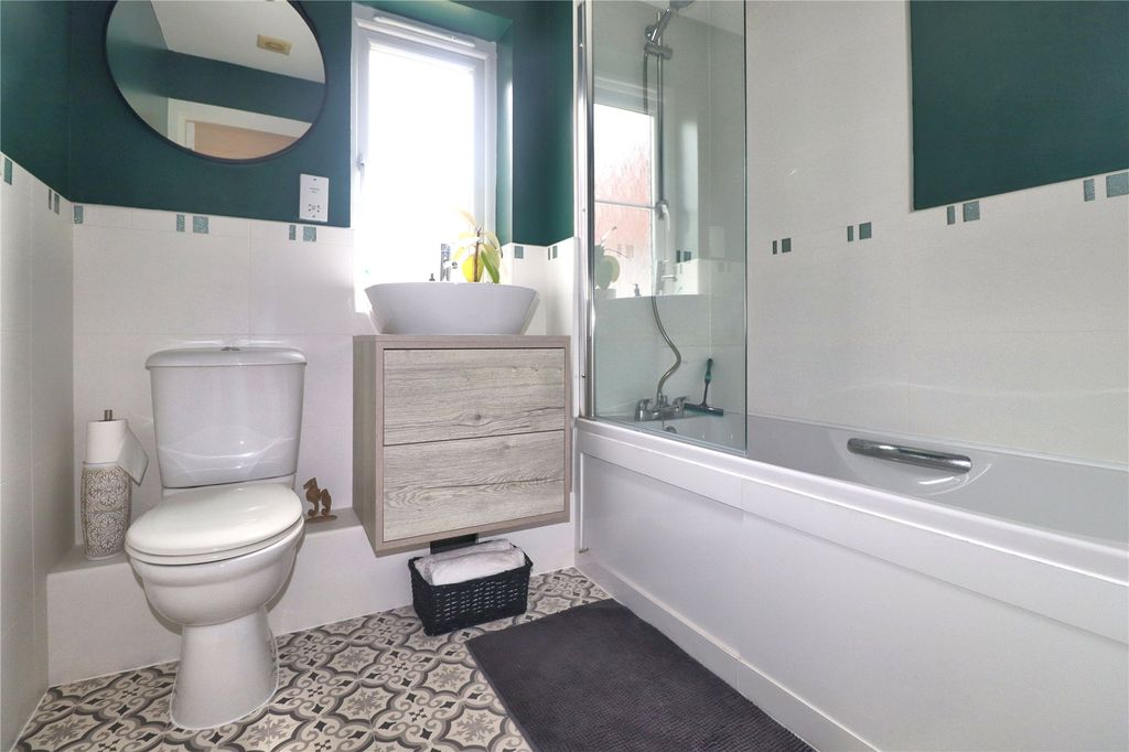 Additional image 5 of 2 bed flat for saleWoking GU21