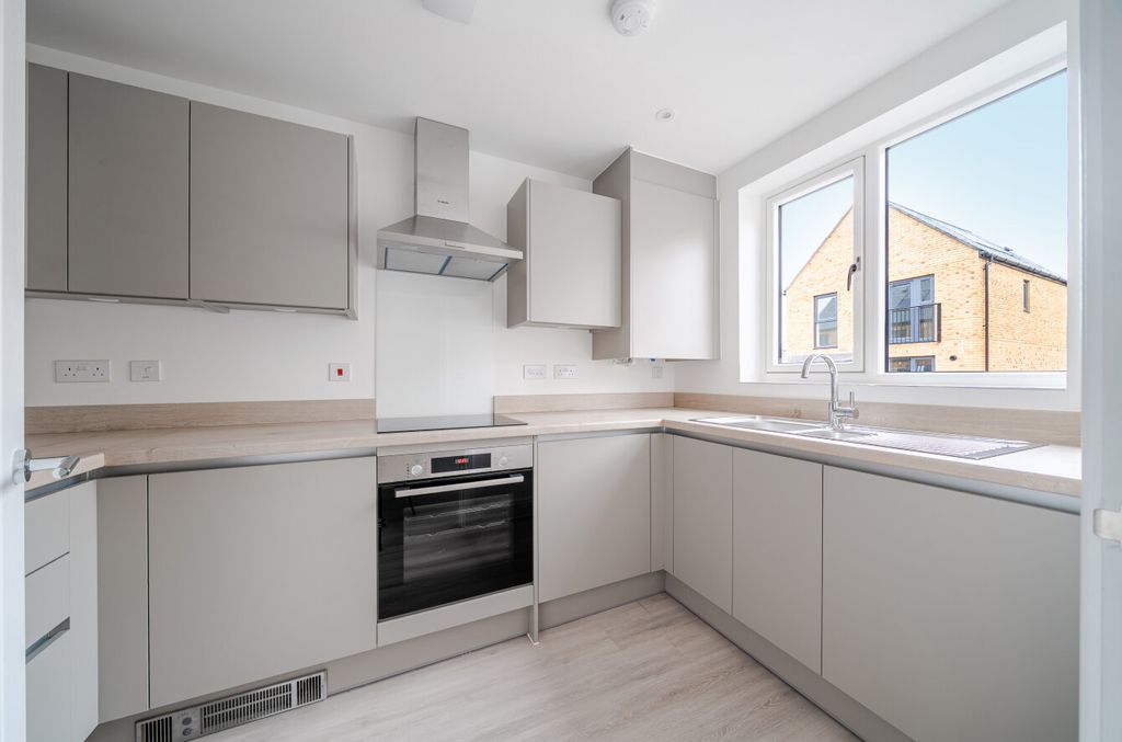 Property photo 2 of 11 1388558-10-693823...