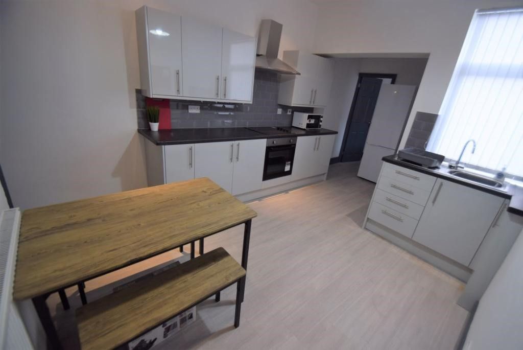 Property photo 3 of 9 Kitchen