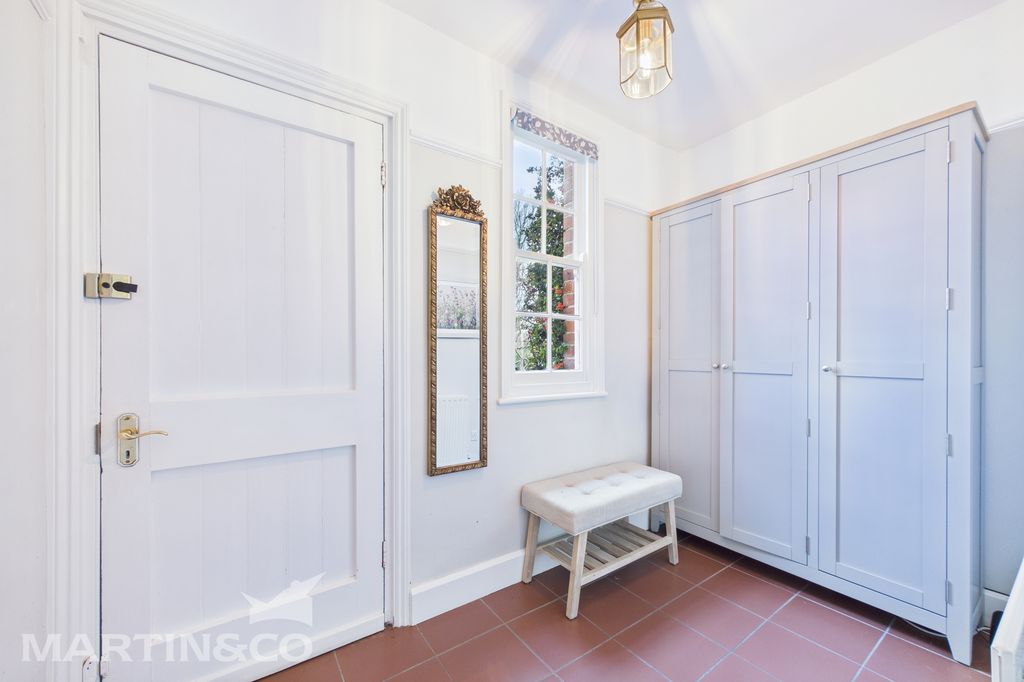 Property photo 2 of 35 Cam01953G0-Pr0140-Still018