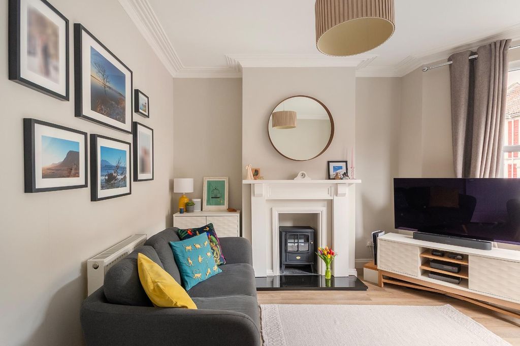 Property photo 1 of 36 1E6Rav - Living Room D.Jpg