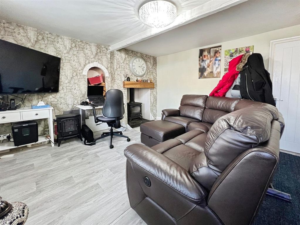 Property photo 2 of 18 Lounge