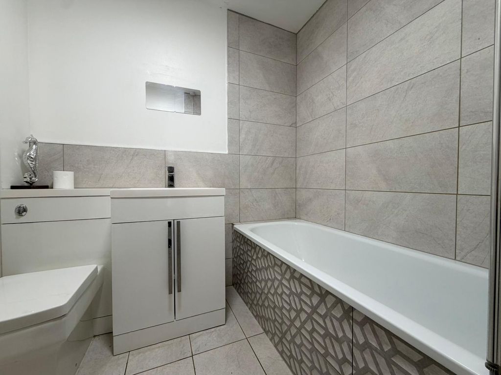 Property photo 2 of 8 Bathroom