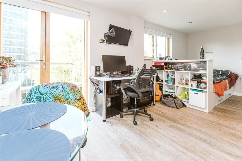 Property photo 1 of 6 Bright And Airy Single Bedroom Featuring A Modern ...
