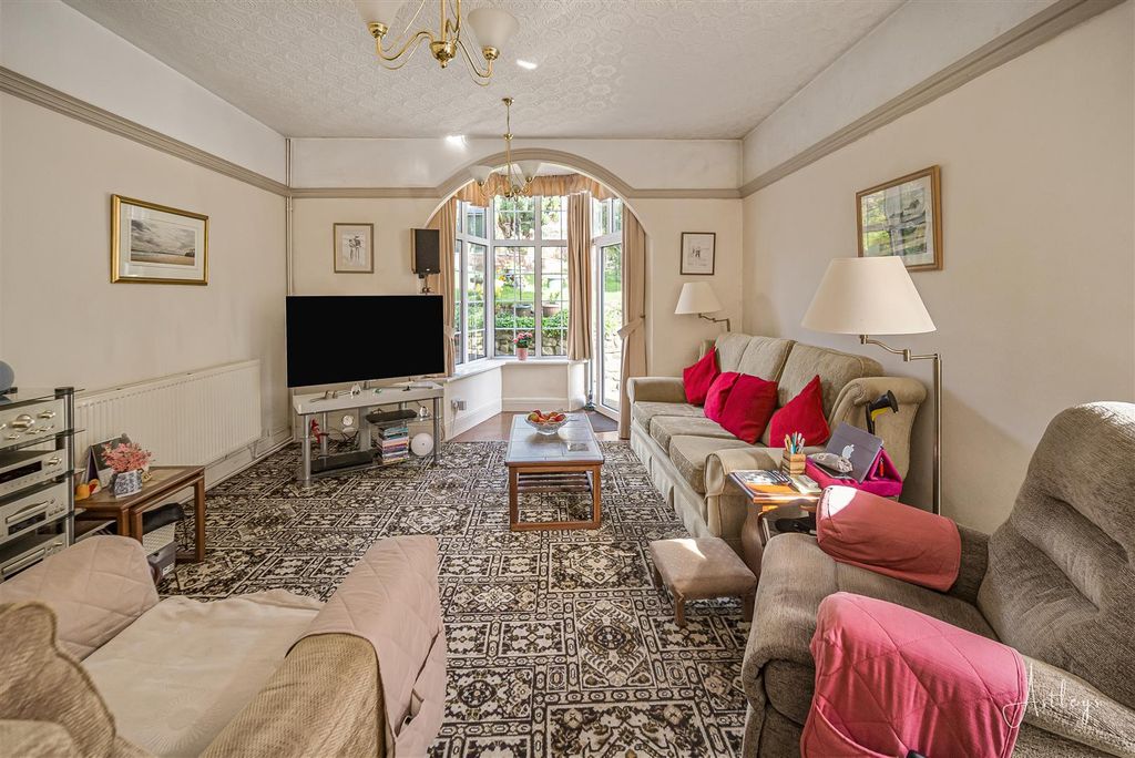 Property photo 3 of 26 Lounge