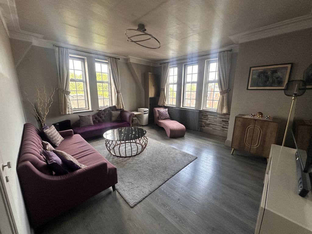 Property photo 1 of 31 Spacious 3-Bedroom Apartment With En-Suite Moments From Finchley Road Station