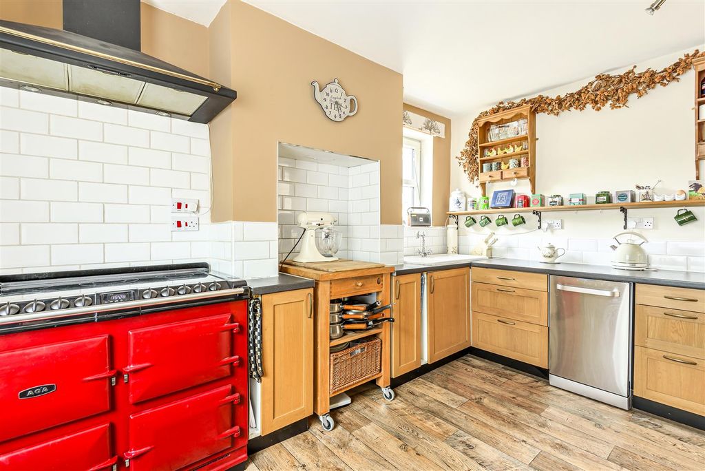 Property photo 3 of 23 Kichen With Aga 2832.Jpg