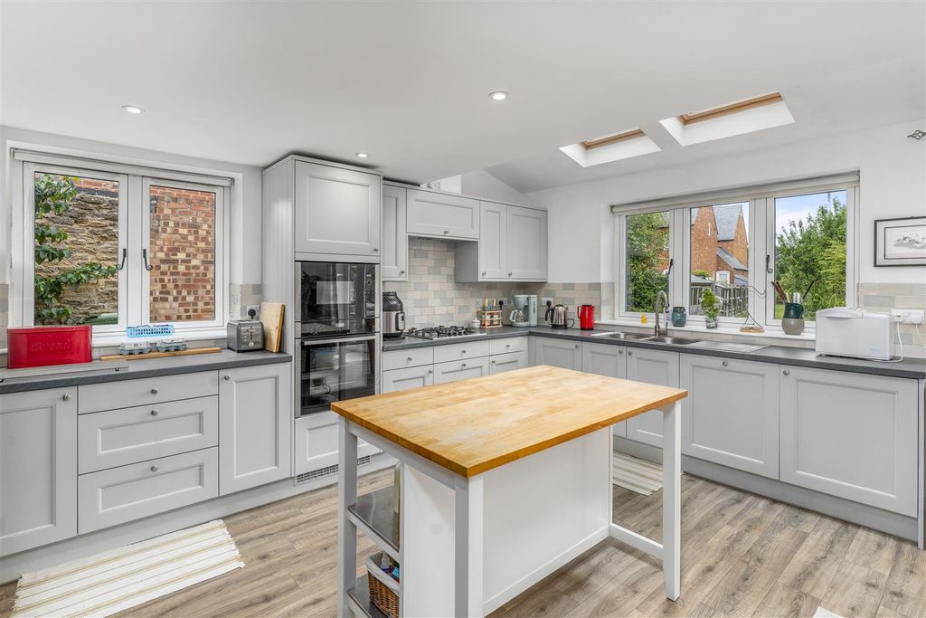 Property photo 3 of 17 14 Wales Street, Kings Sutton-14.Jpg