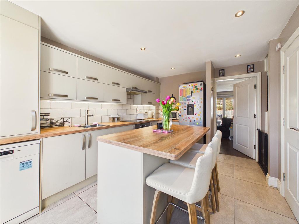 Property photo 3 of 17 Cam03303G0-Pr0335-Still014.Jpg