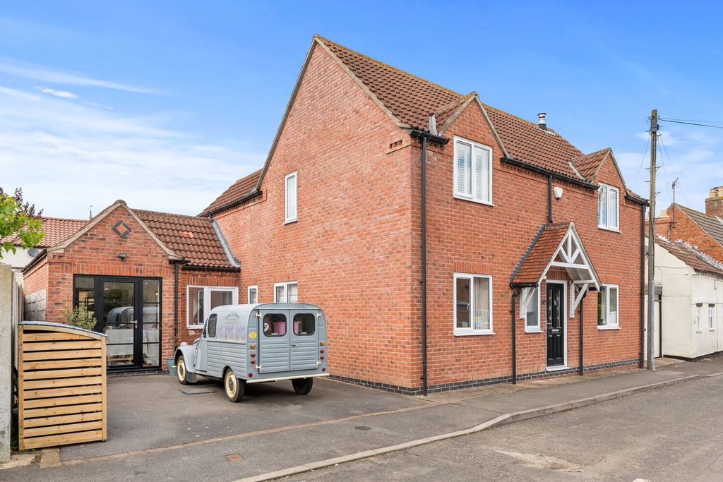 Property photo 1 of 32