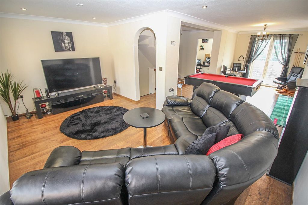 Property photo 2 of 19 Lounge