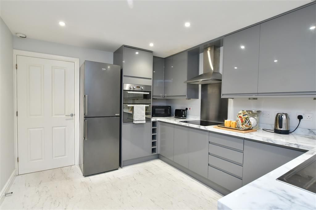 Property photo 2 of 10 Kitchen