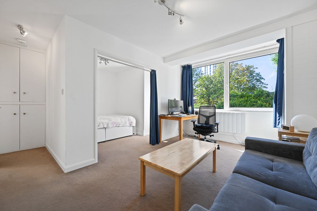 Property photo 3 of 6 Studio 