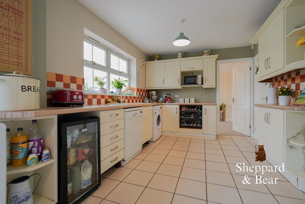 Property photo 3 of 33 Kitchen