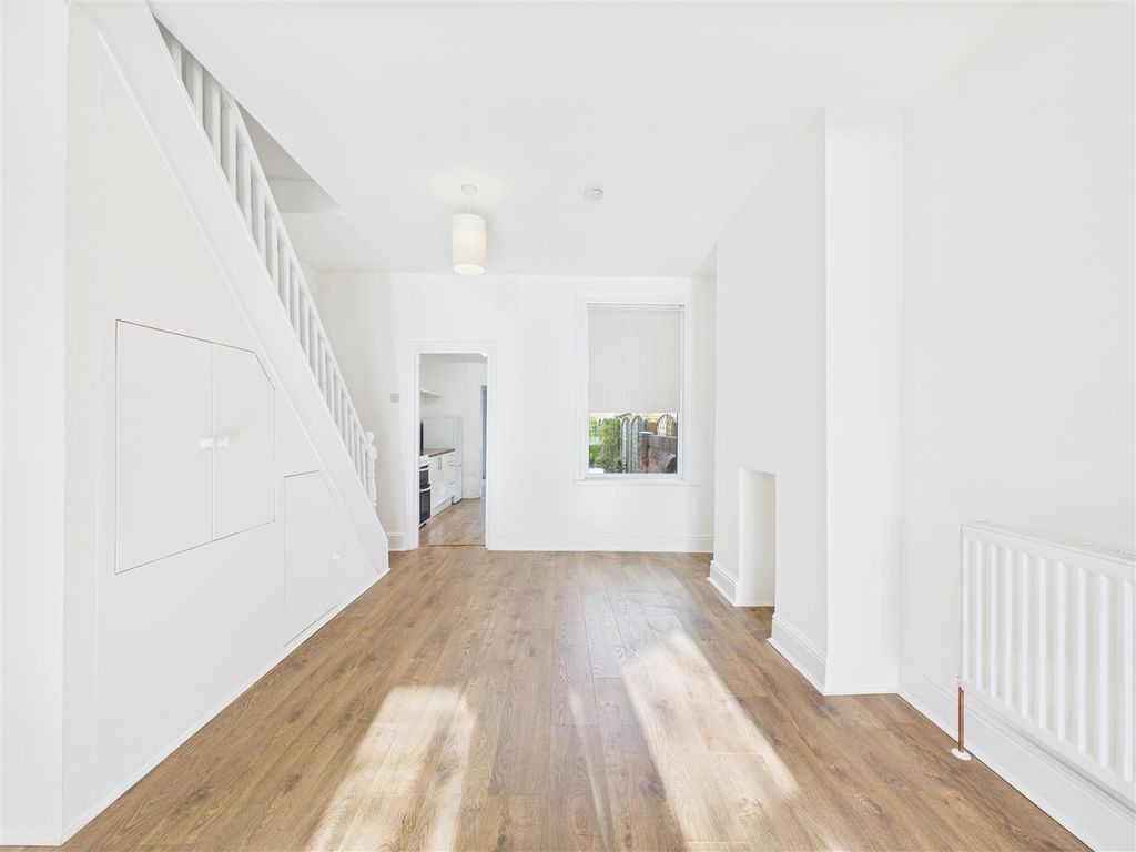 Property photo 3 of 12 Cam05193G0-Pr0065-Still004.Jpg