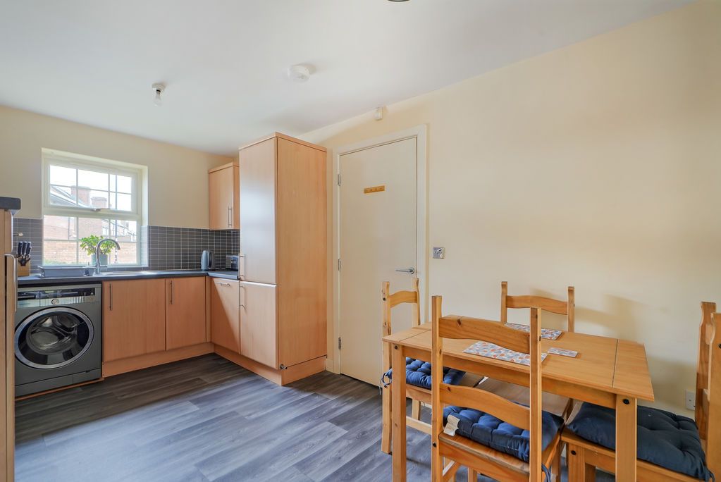 Property photo 3 of 25 Dining Kitchen
