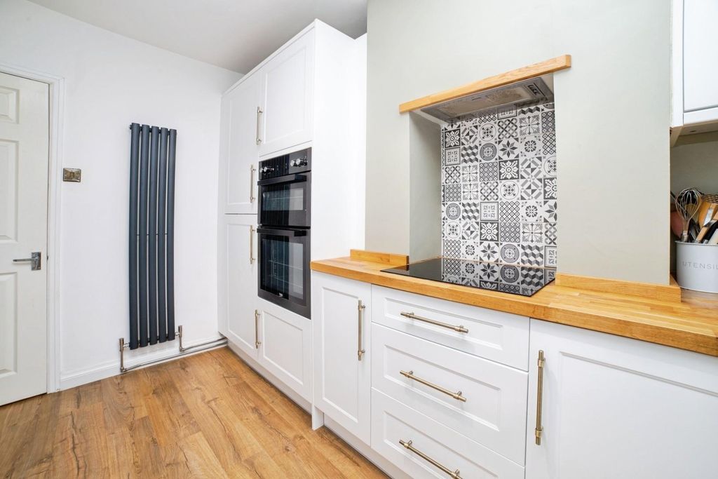 Property photo 3 of 21 Kitchen 10.Jpg