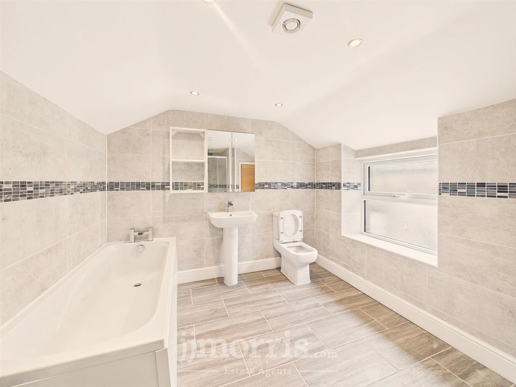 Property photo 3 of 22 Bathroom