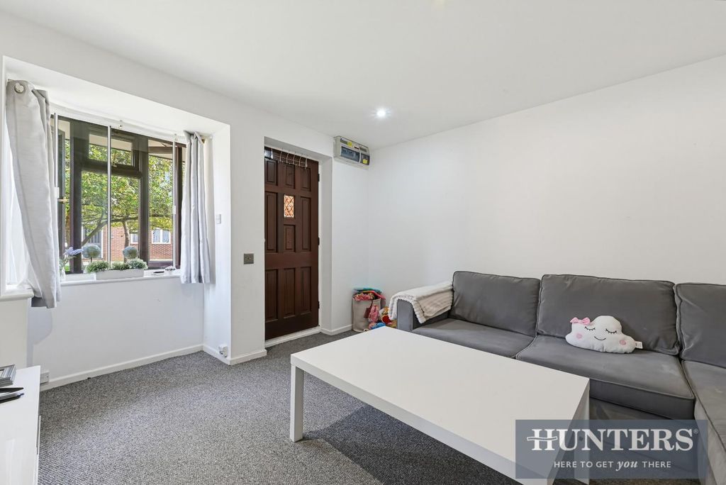 Property photo 2 of 8 Pickwick Close-2.Jpg
