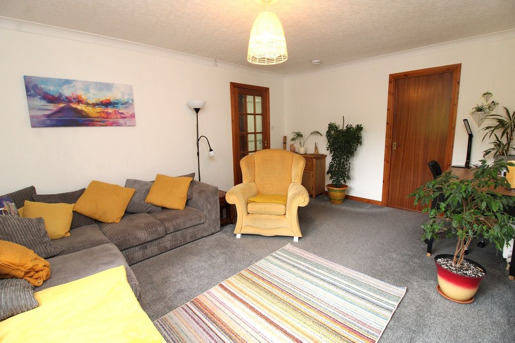 Property photo 3 of 11 Lounge