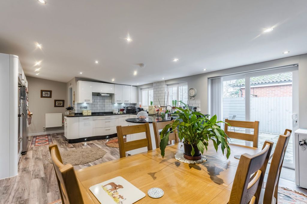 Property photo 2 of 24