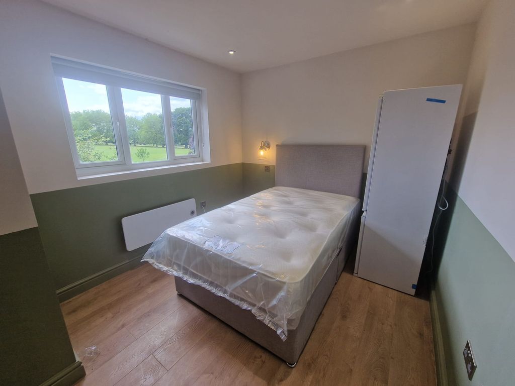 Property photo 1 of 3 Large Double Bedroom