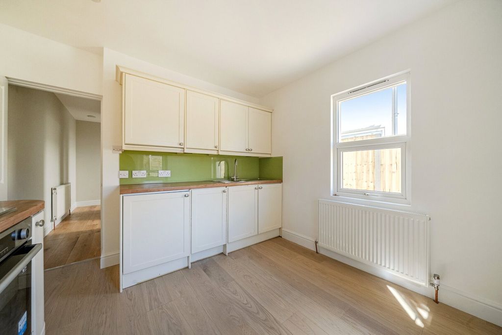 Property photo 3 of 11 Kitchen