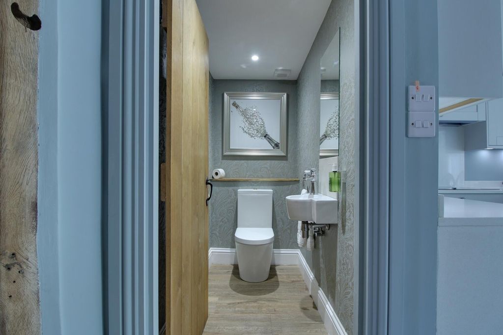 Property photo 3 of 18 WC