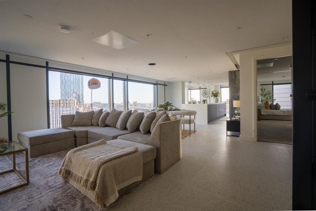 Property photo 1 of 11 Bright, Open-Plan Living With Stunning Views...