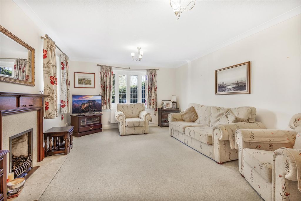 Property photo 3 of 21 Living Room