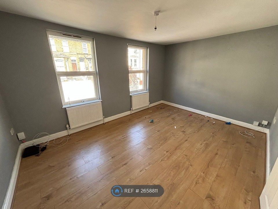 Property photo 3 of 6 Lounge Current