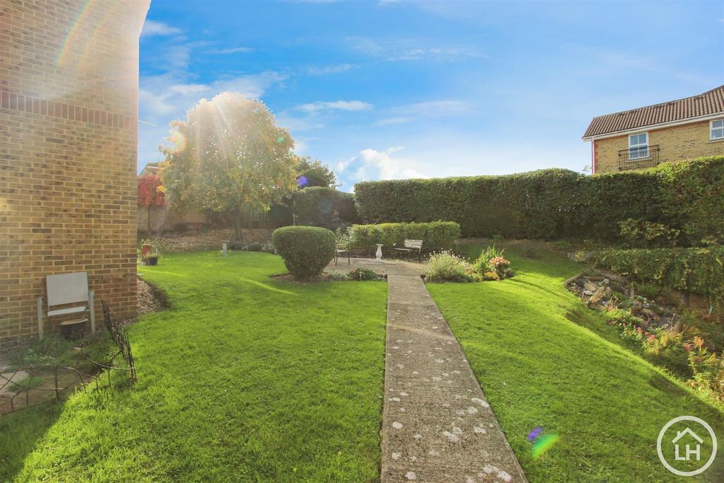 Property photo 3 of 12 Communal Garden